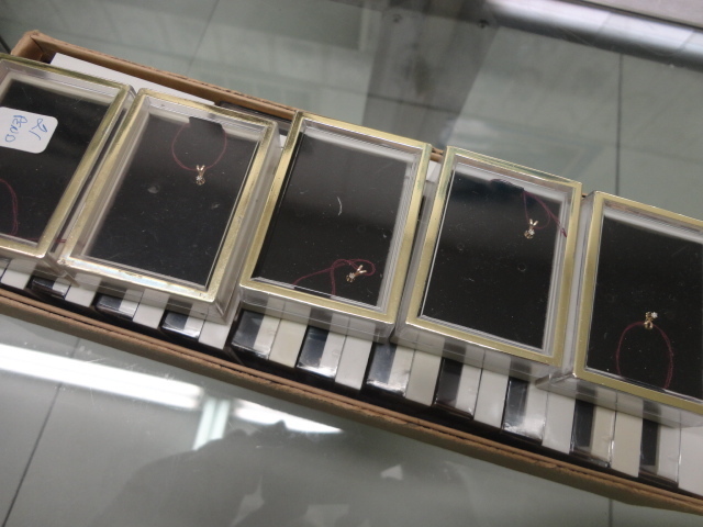 Complete Liquidation Jewelry and Furnishing Auction of Hallwoods Jewelry in our Gallery- Diamonds, Gold, Silver, Equipment, Gifts, Displays, Safe and much more - 15196.jpg