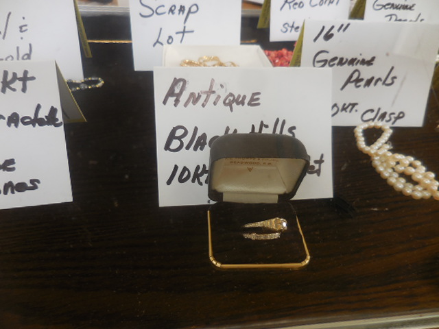 Colonel Frank and Dr. Ginger Rutherford Estate- Antiques, Clocks, Upscale Furnishing - DSCN4992.JPG