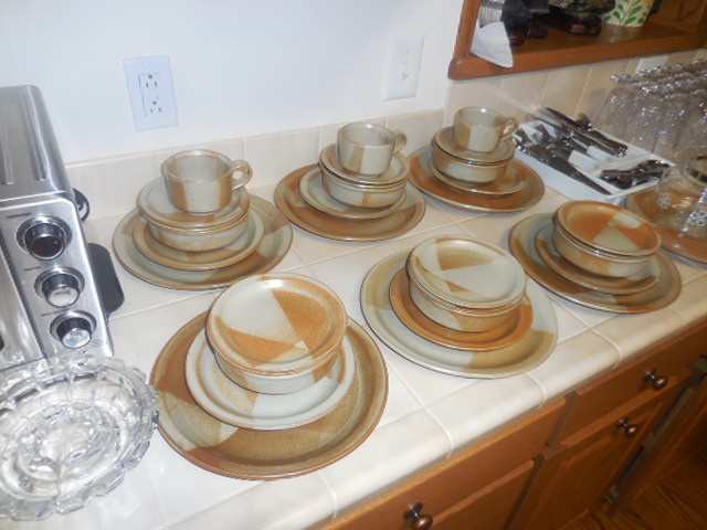 Colonel Frank and Dr. Ginger Rutherford Estate- Antiques, Clocks, Upscale Furnishing - DSCN5012.JPG