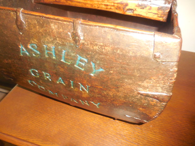 Colonel Frank and Dr. Ginger Rutherford Estate- Antiques, Clocks, Upscale Furnishing - DSCN5017.JPG