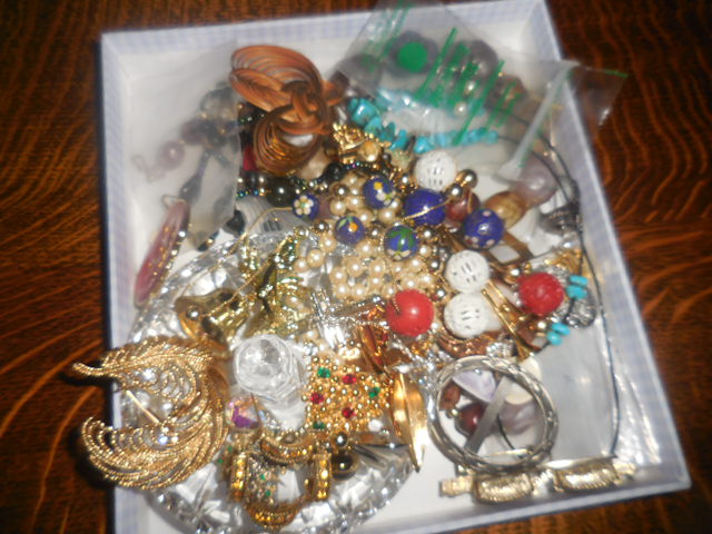 Colonel Frank and Dr. Ginger Rutherford Estate- Antiques, Clocks, Upscale Furnishing - DSCN5018.JPG