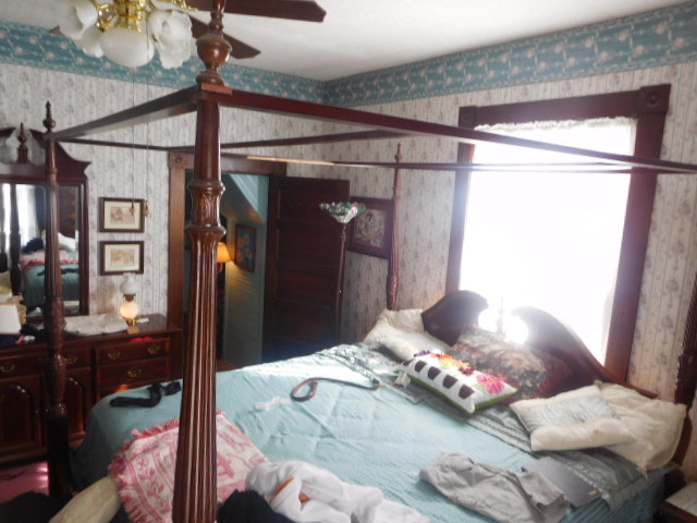 Living Estate Auction Jonesborough Tn. Real Estate and Antiques - DSCN1398.JPG