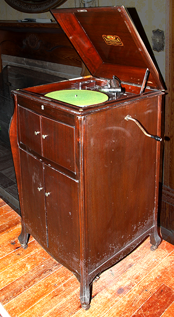 Historic Robins Roost American Queen Anne House, Antiques, Contents The Etta Mae Love Estate - 137_1.jpg