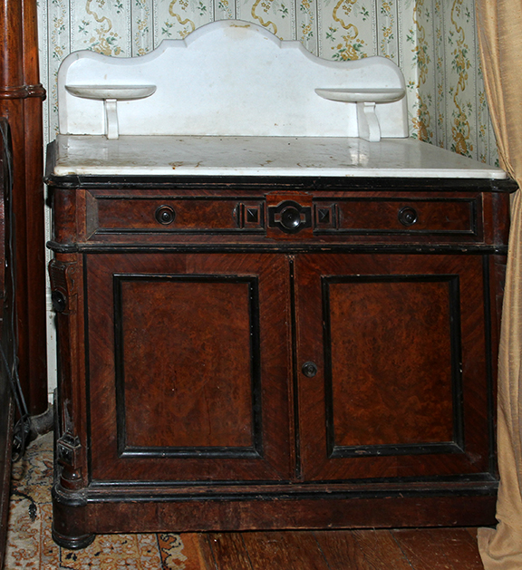 Historic Robins Roost American Queen Anne House, Antiques, Contents The Etta Mae Love Estate - 201_1.jpg