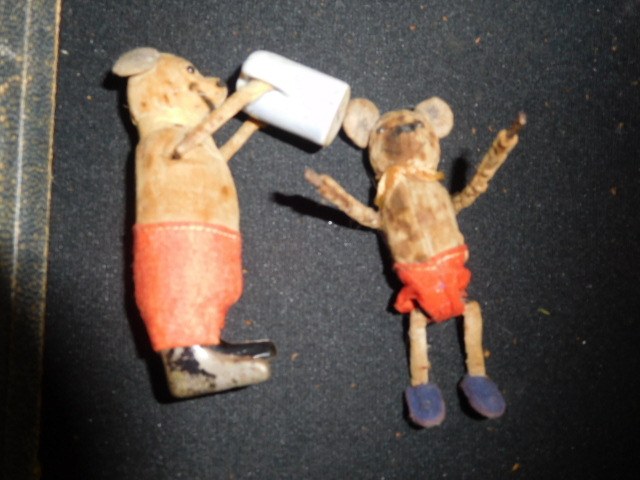 Antiques and Estates Auction New Years Day- Dr. Ralph Van Brocklin Crocks and  Advertising, Don and Shirley Kay  Collection, Charlie Green Bottle Collection and much more - DSCN8175.JPG