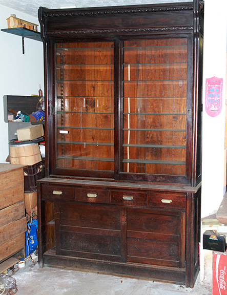 David Berry Estate Auction New Years Day-1935 LaSalle, 1936 Ford, Mascots, Antique Pharmacy items and more - 92_1.jpg